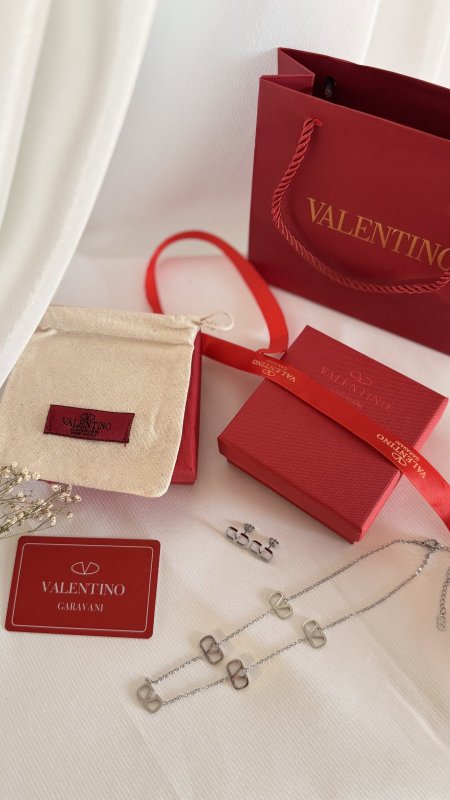 طقم VALENTINO / ( سنسال + حلق  ) شامل العلبة الأصلية والملحقات